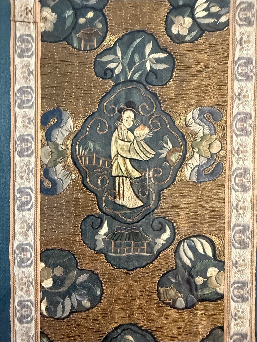 Vintage Chinese Silk Embroidery Framed by Wah Cheong Hong Kong MCM Brass hanger - Picture 2 of 14